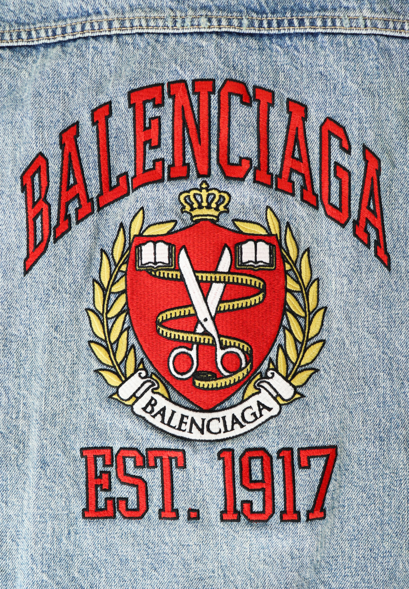 Джинсовая куртка Balenciaga с вышивкой