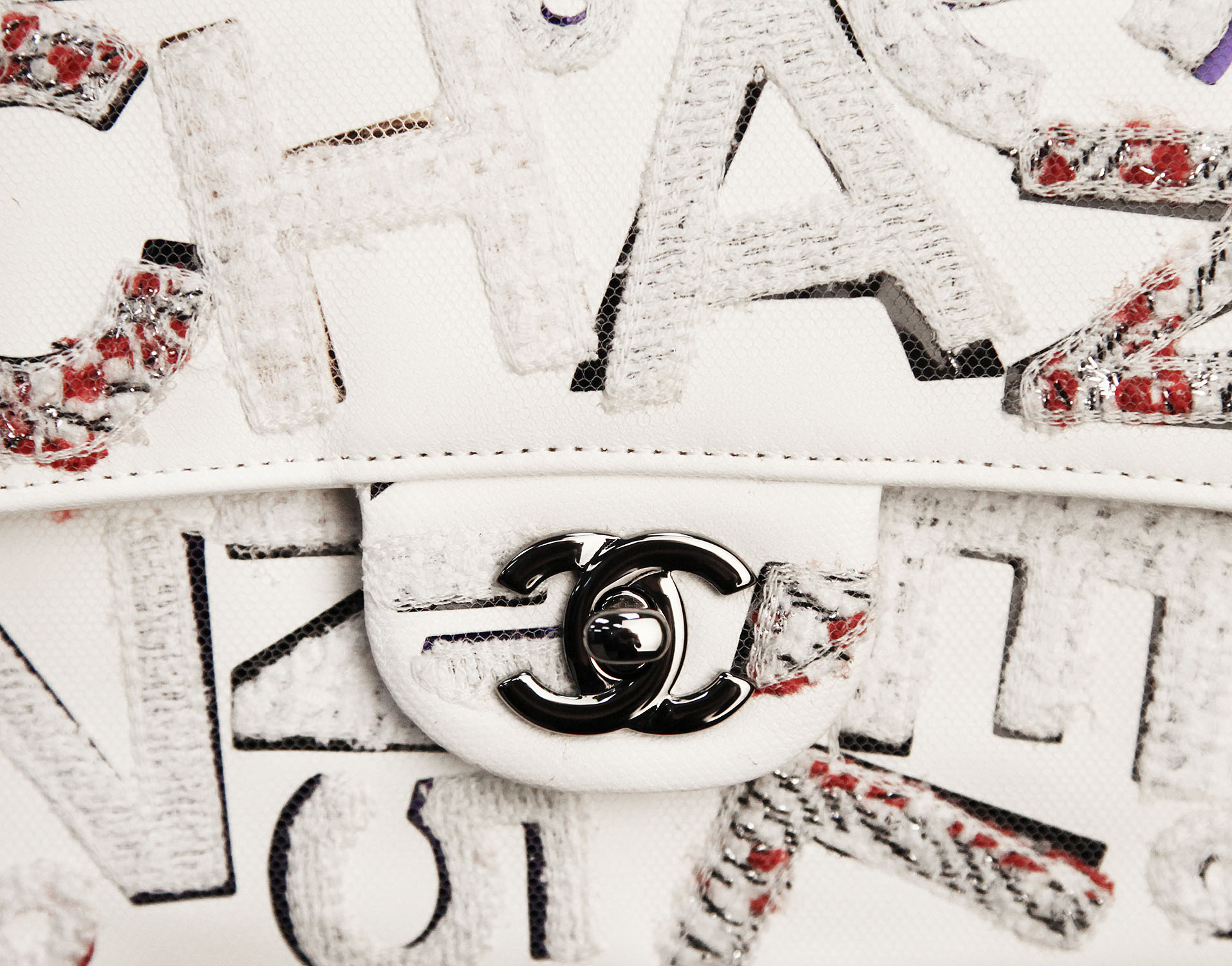 Лимитированная белая сумка Chanel 2.55