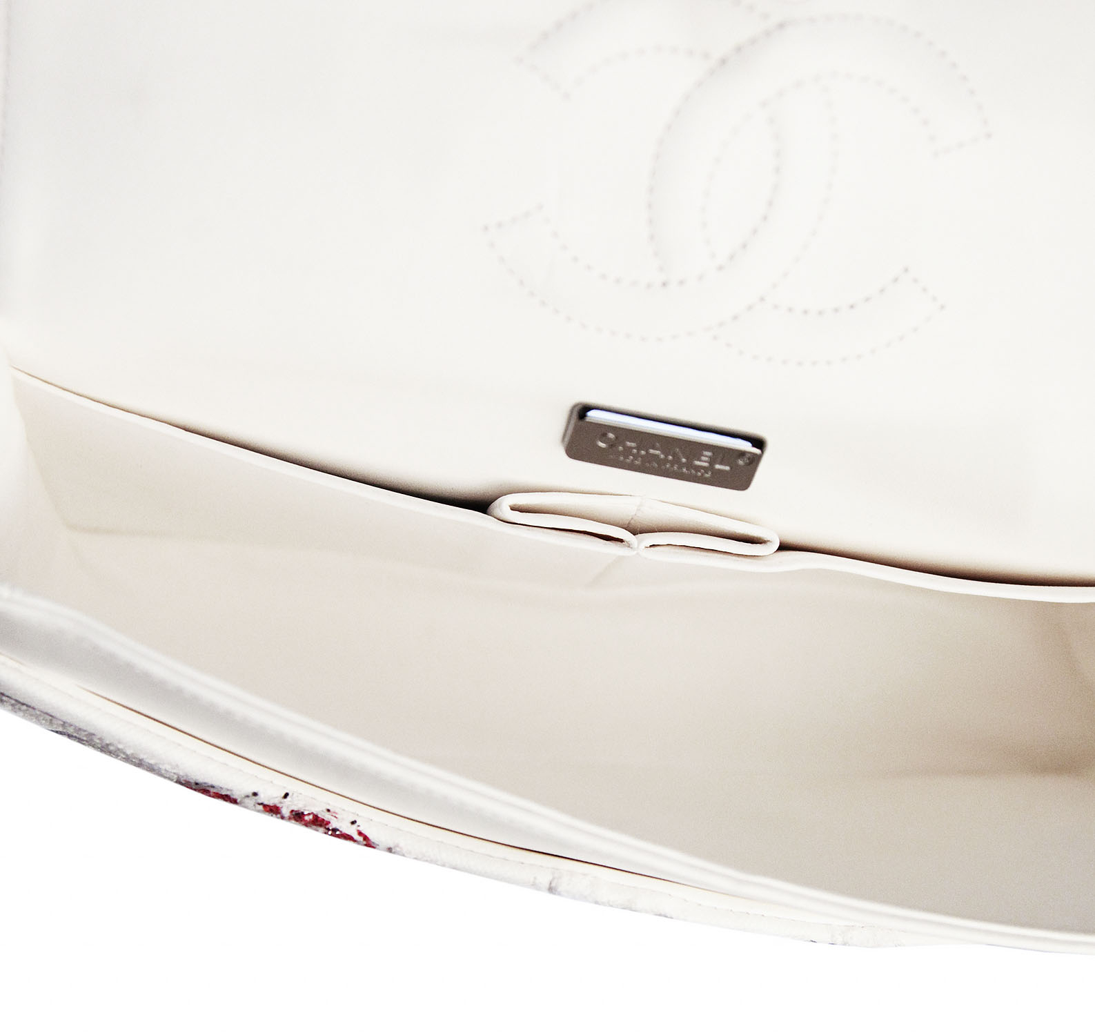 Лимитированная белая сумка Chanel 2.55