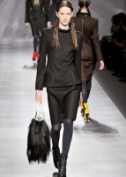 Белая сумка Fendi