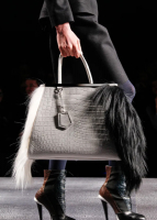 Белая сумка Fendi