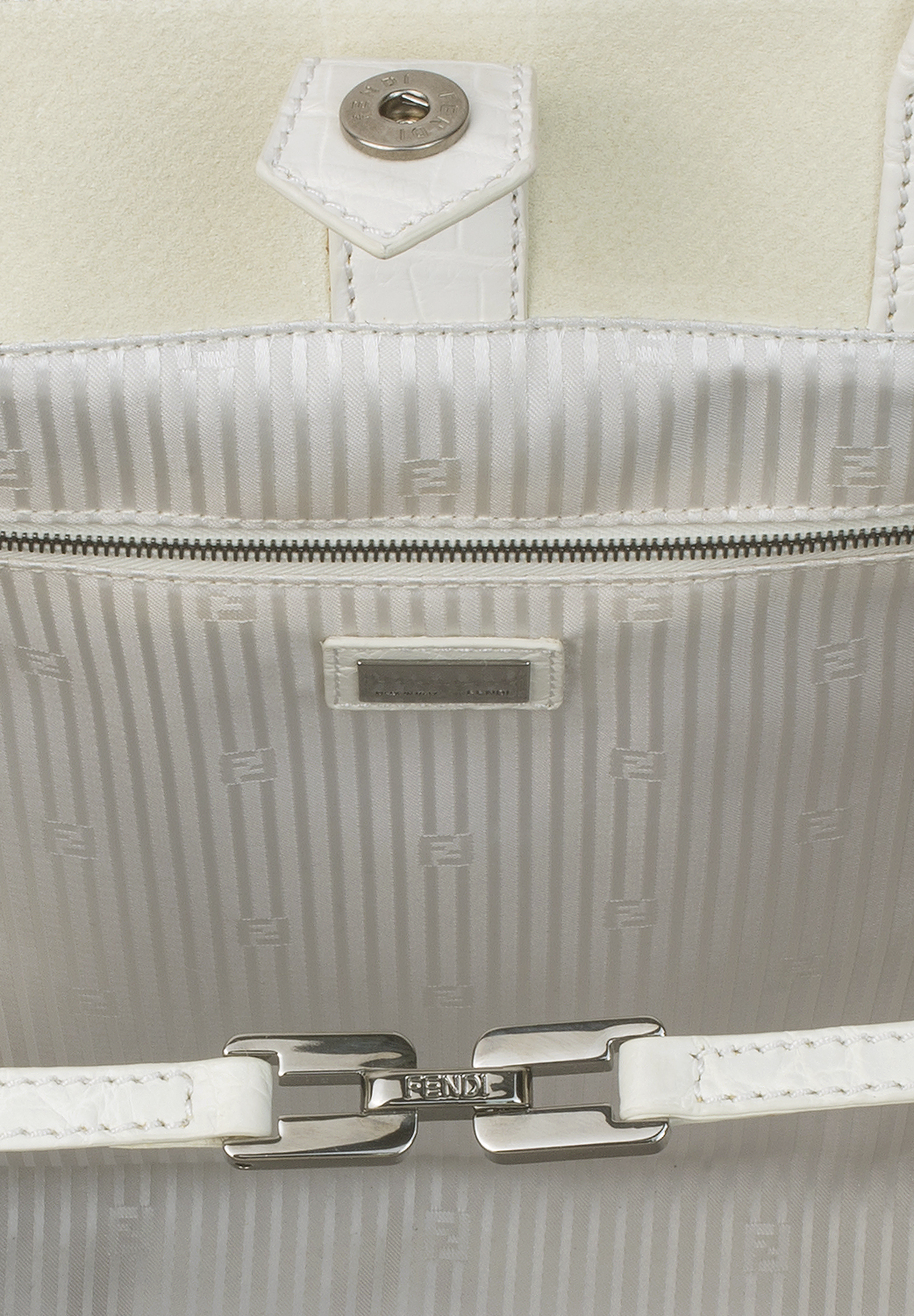 Белая сумка Fendi