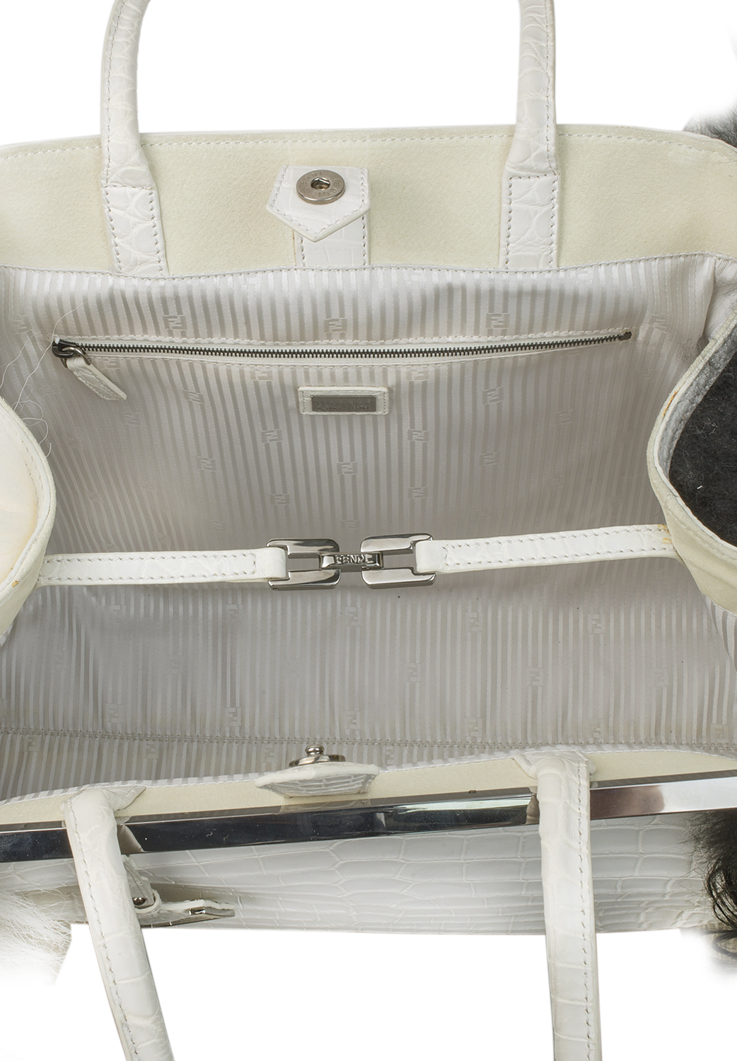 Белая сумка Fendi
