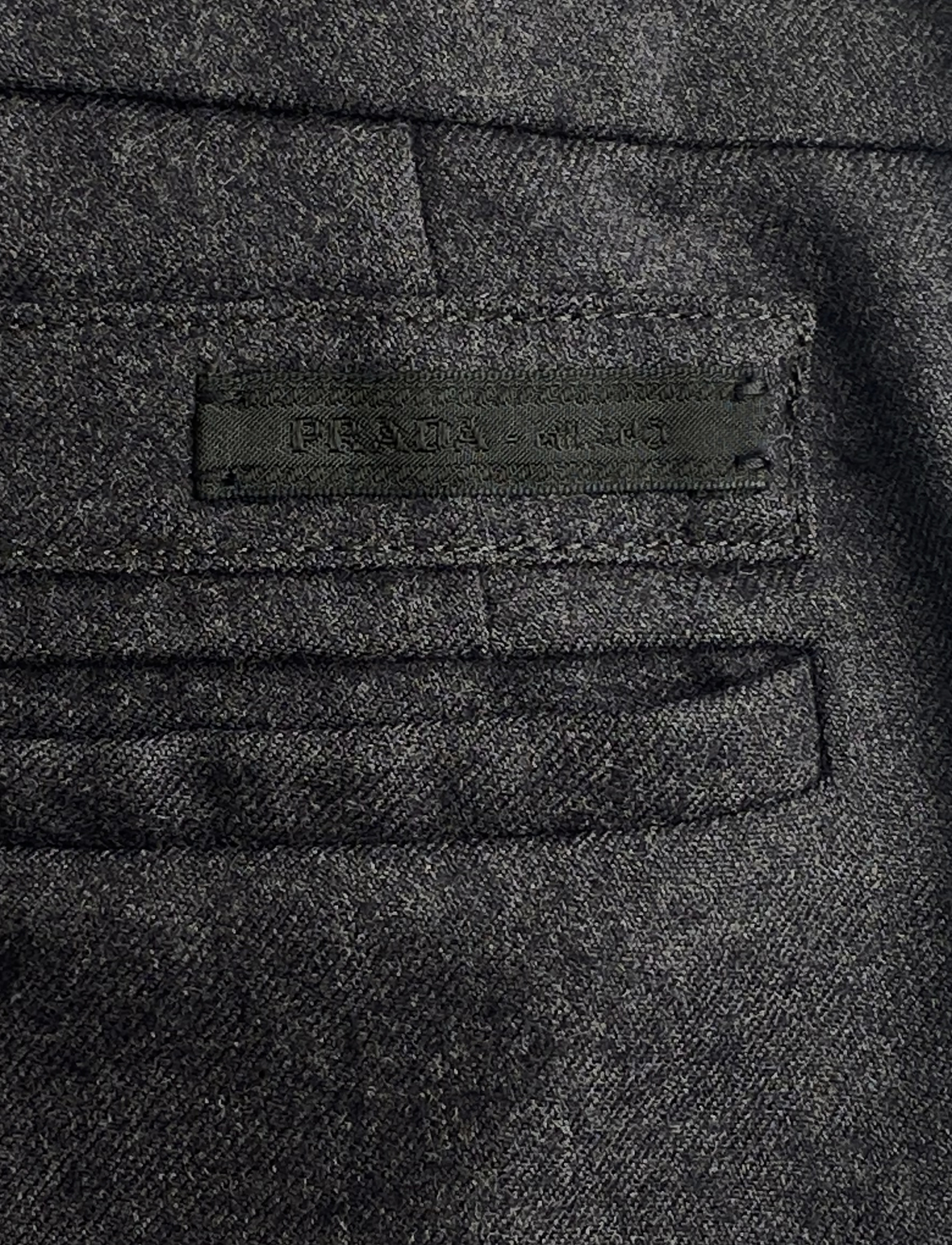 Классические серые брюки Prada