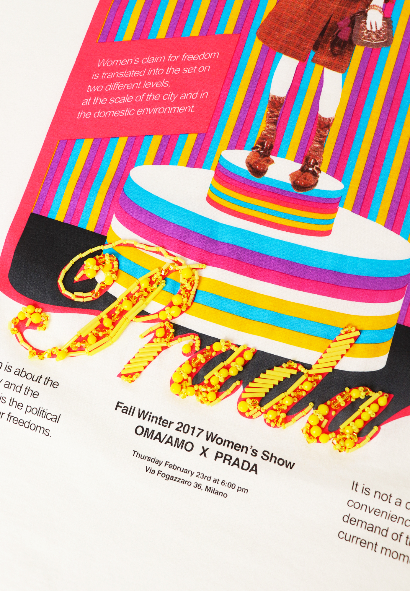 Белая футболка Prada с принтом и вышивкой