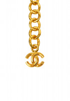 Красное колье Chanel с логотипом