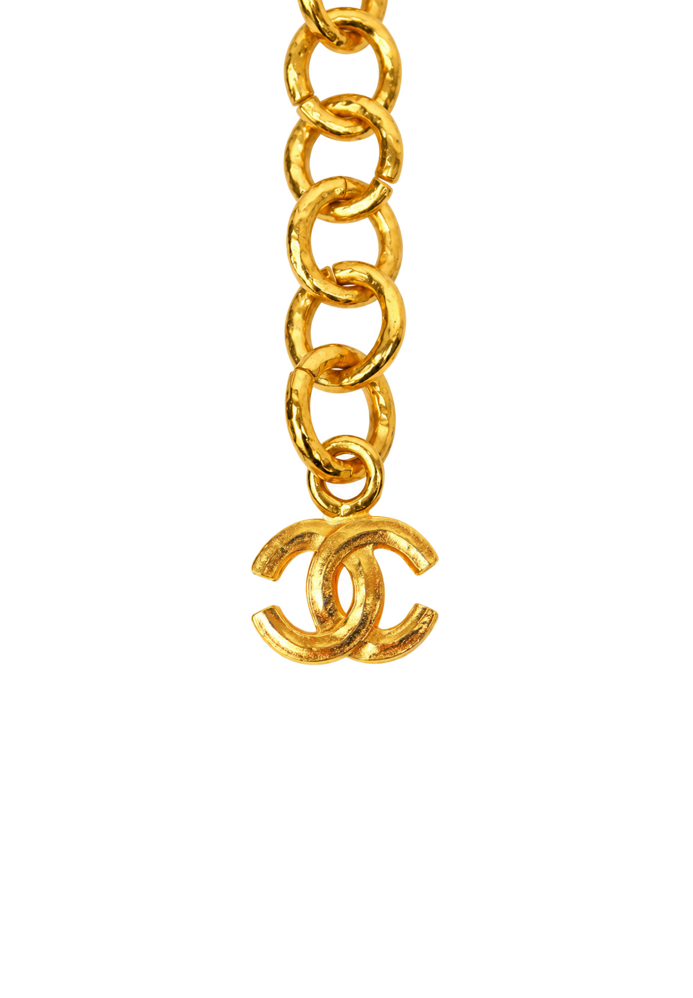 Красное колье Chanel с логотипом