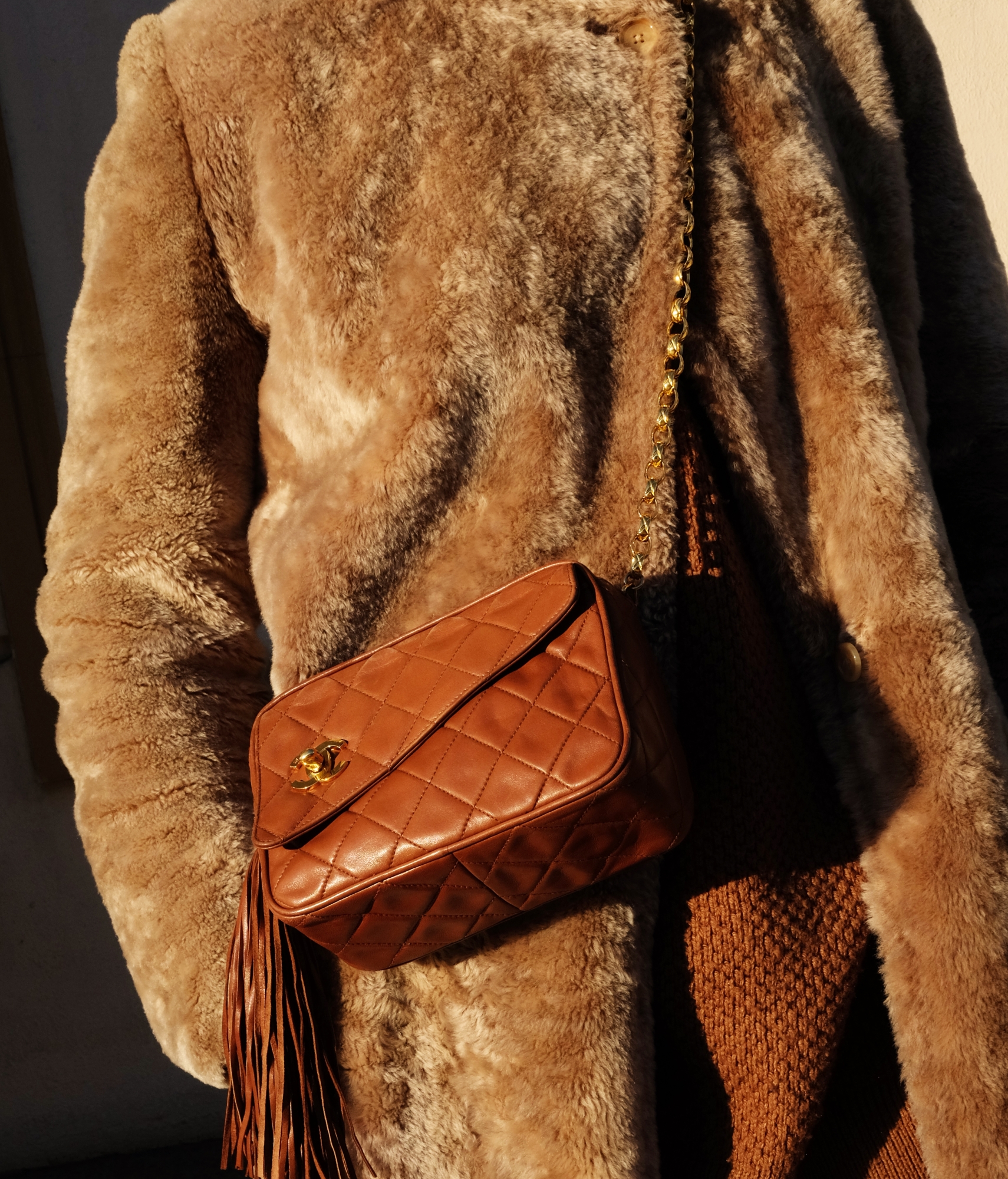 Коричневая сумка Chanel с кисточкой