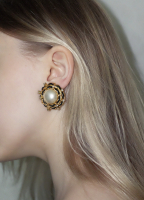 Винтажные клипсы Chanel с перламутром и кристаллами