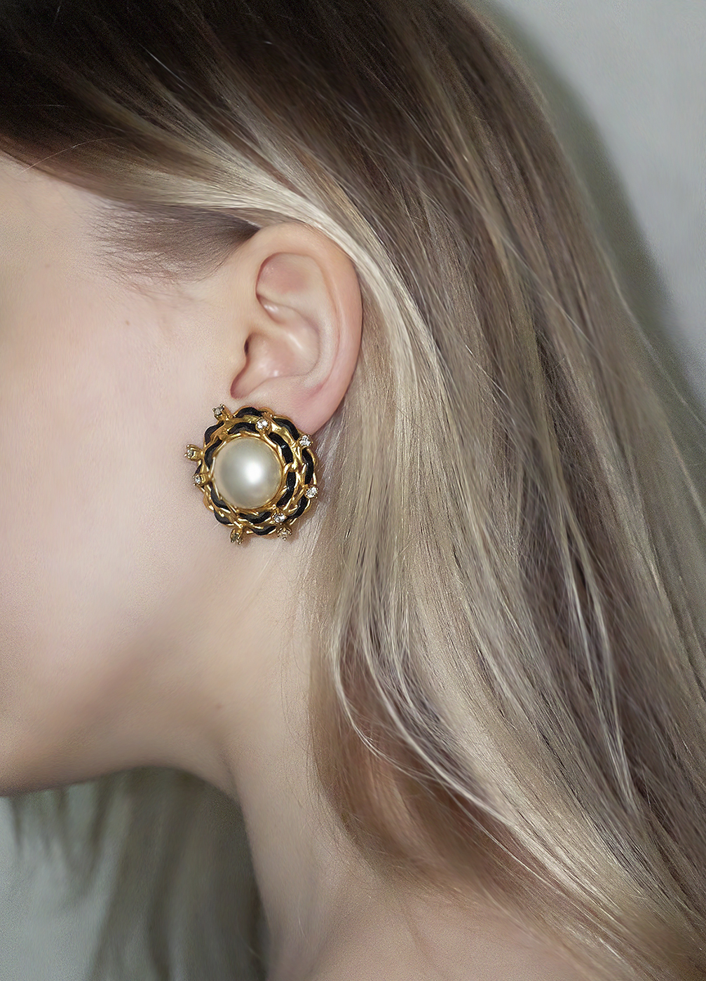 Винтажные клипсы Chanel с перламутром и кристаллами