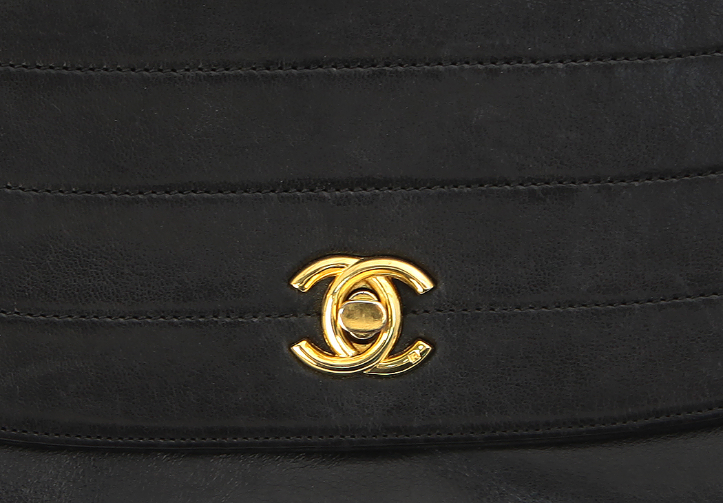 Маленькая сумка Chanel на цепочке