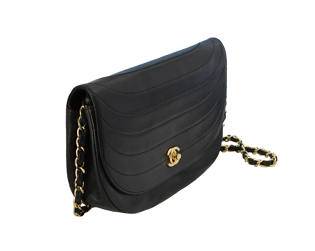 Маленькая сумка Chanel на цепочке