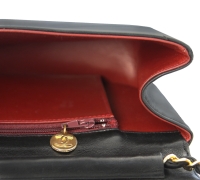 Маленькая сумка Chanel на цепочке