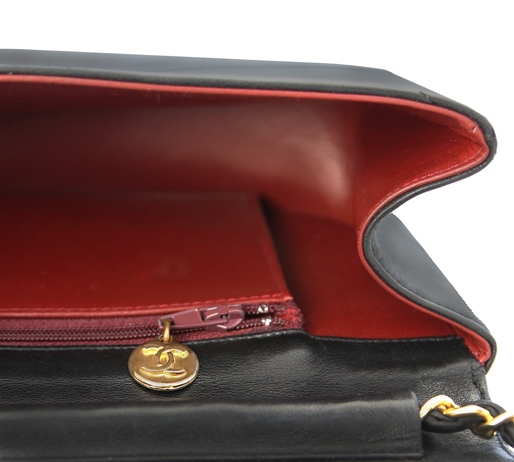 Маленькая сумка Chanel на цепочке