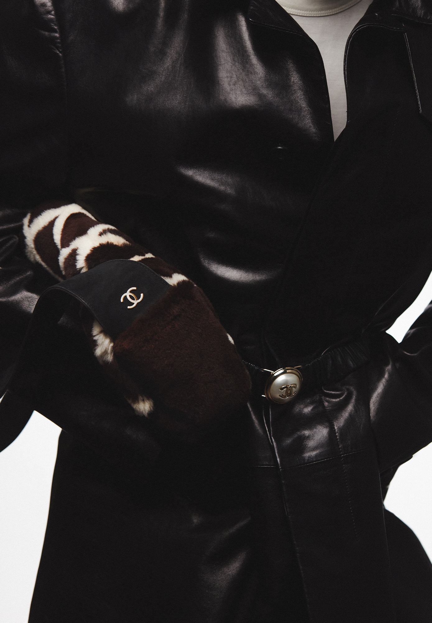 Черный кожаный ремень Chanel с жемчужной пряжкой