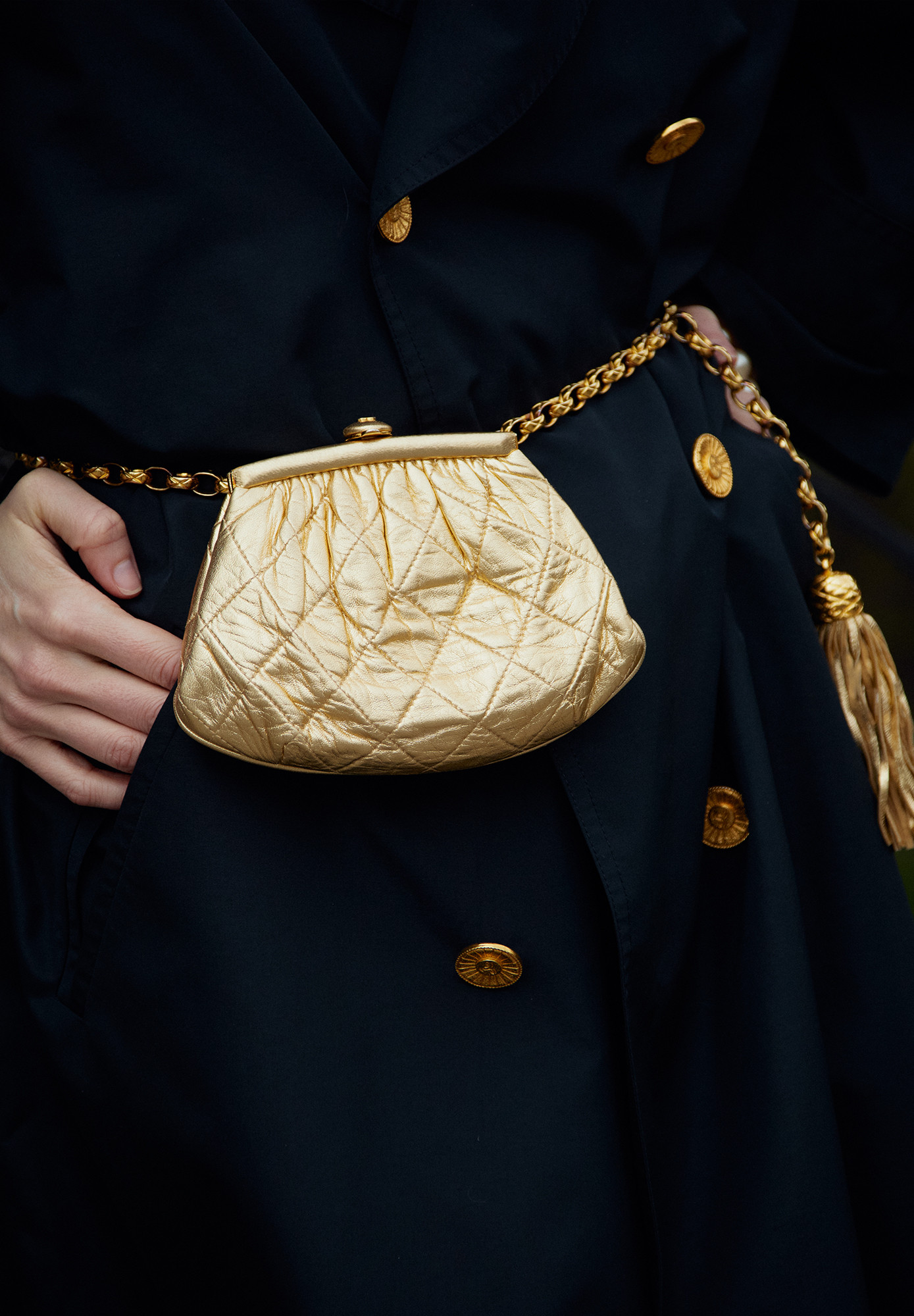 Золотистая поясная сумка Chanel