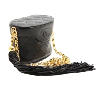 Черная сумка Chanel на длинной цепочке с кистью