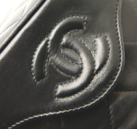 Черная сумка Chanel на длинной цепочке с кистью