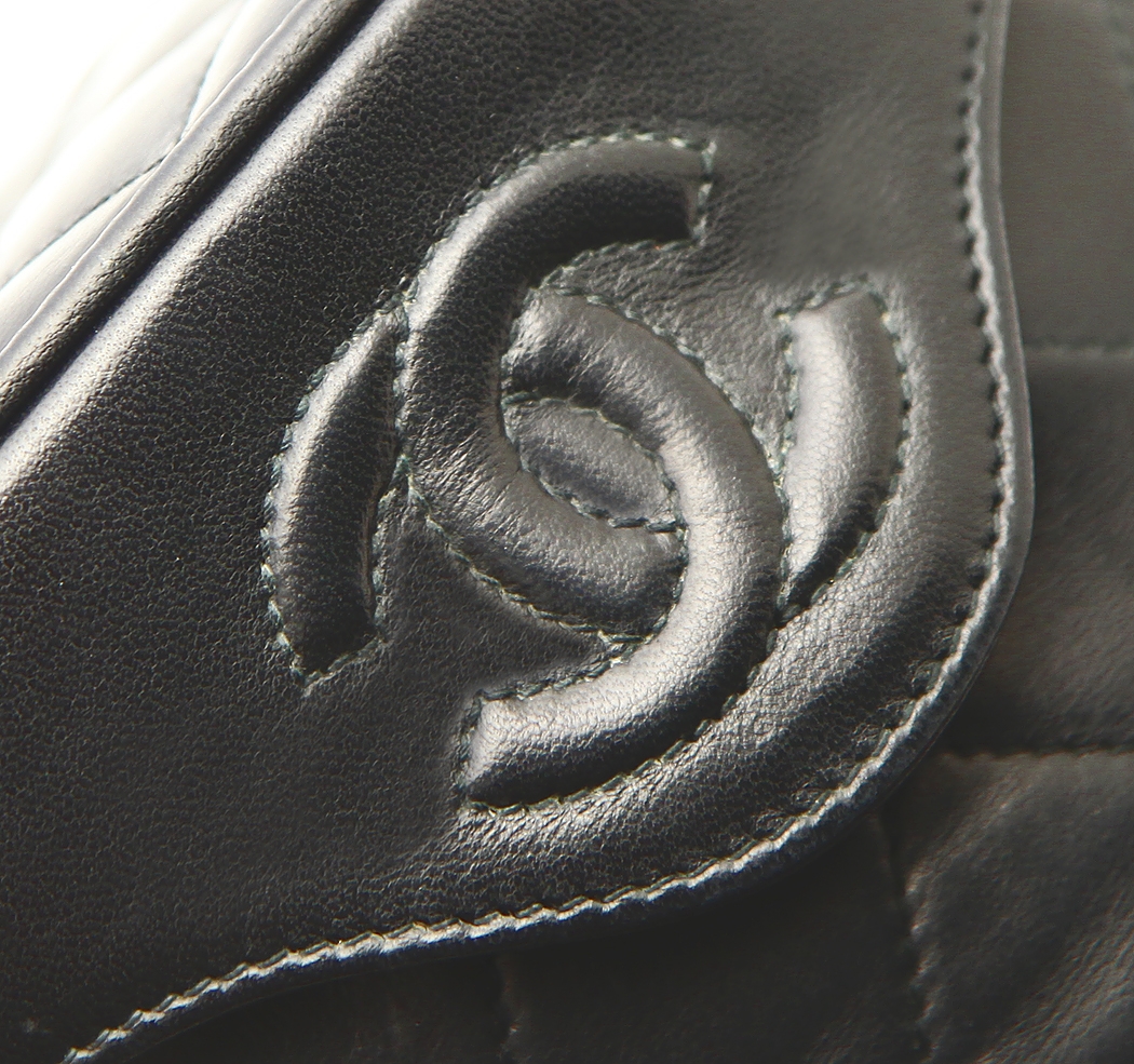 Черная сумка Chanel на длинной цепочке с кистью