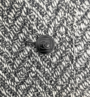 Чёрно-белое полупальто Chanel