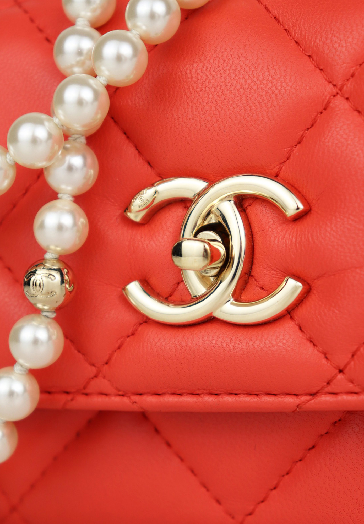 Коралловая сумка Chanel Pearl Chain Mini Clutch