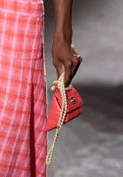 Коралловая сумка Chanel Pearl Chain Mini Clutch