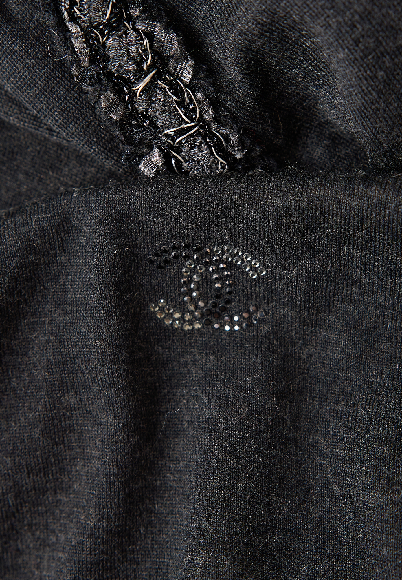 Серое платье Chanel с объемными рукавами