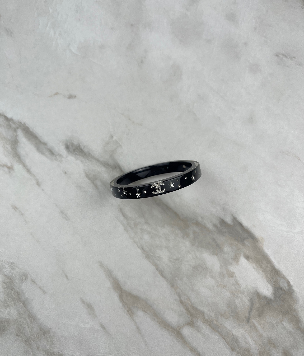 Черный браслет Chanel с звездами