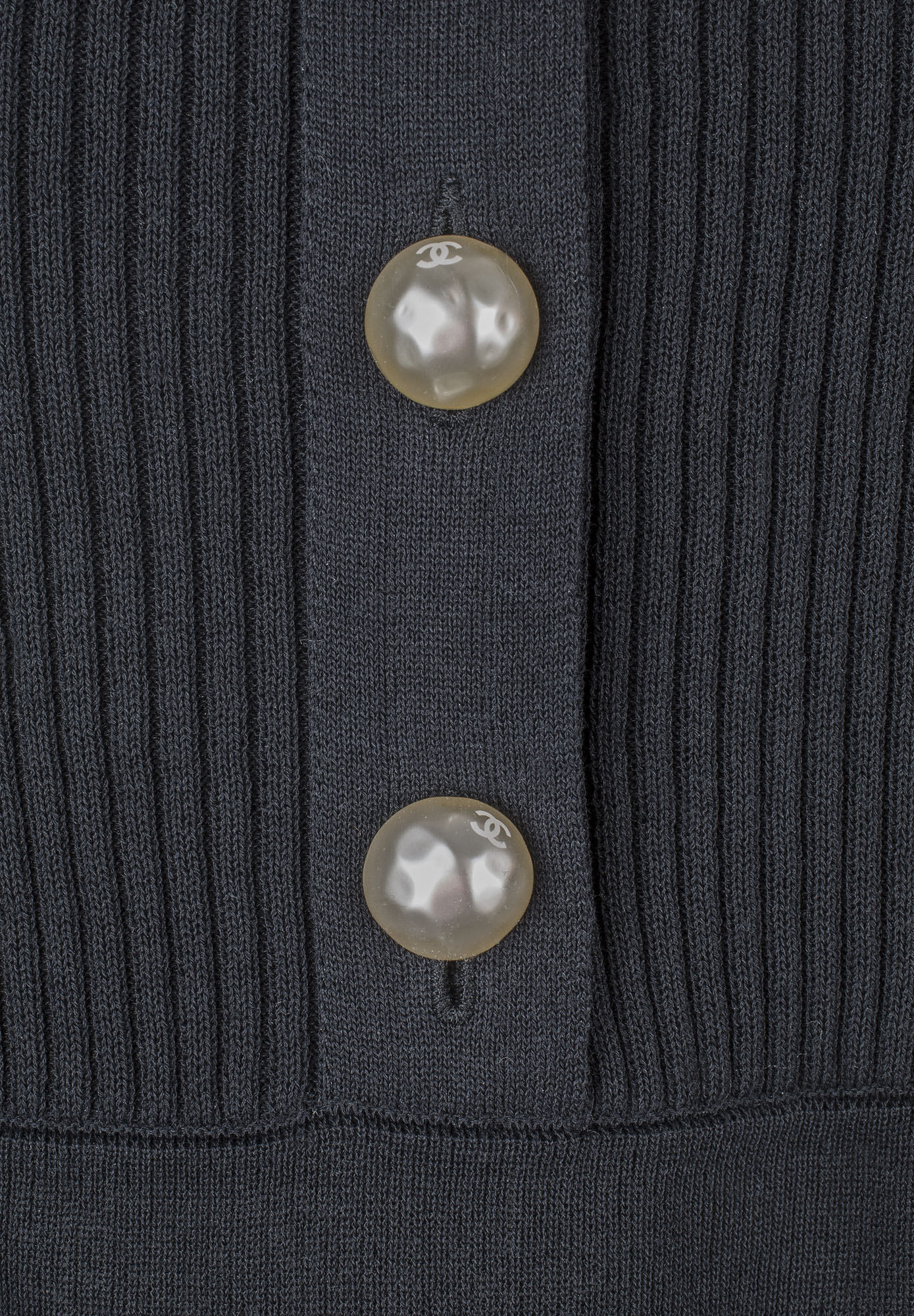 Черный сарафан Chanel с жемчужными пуговицами