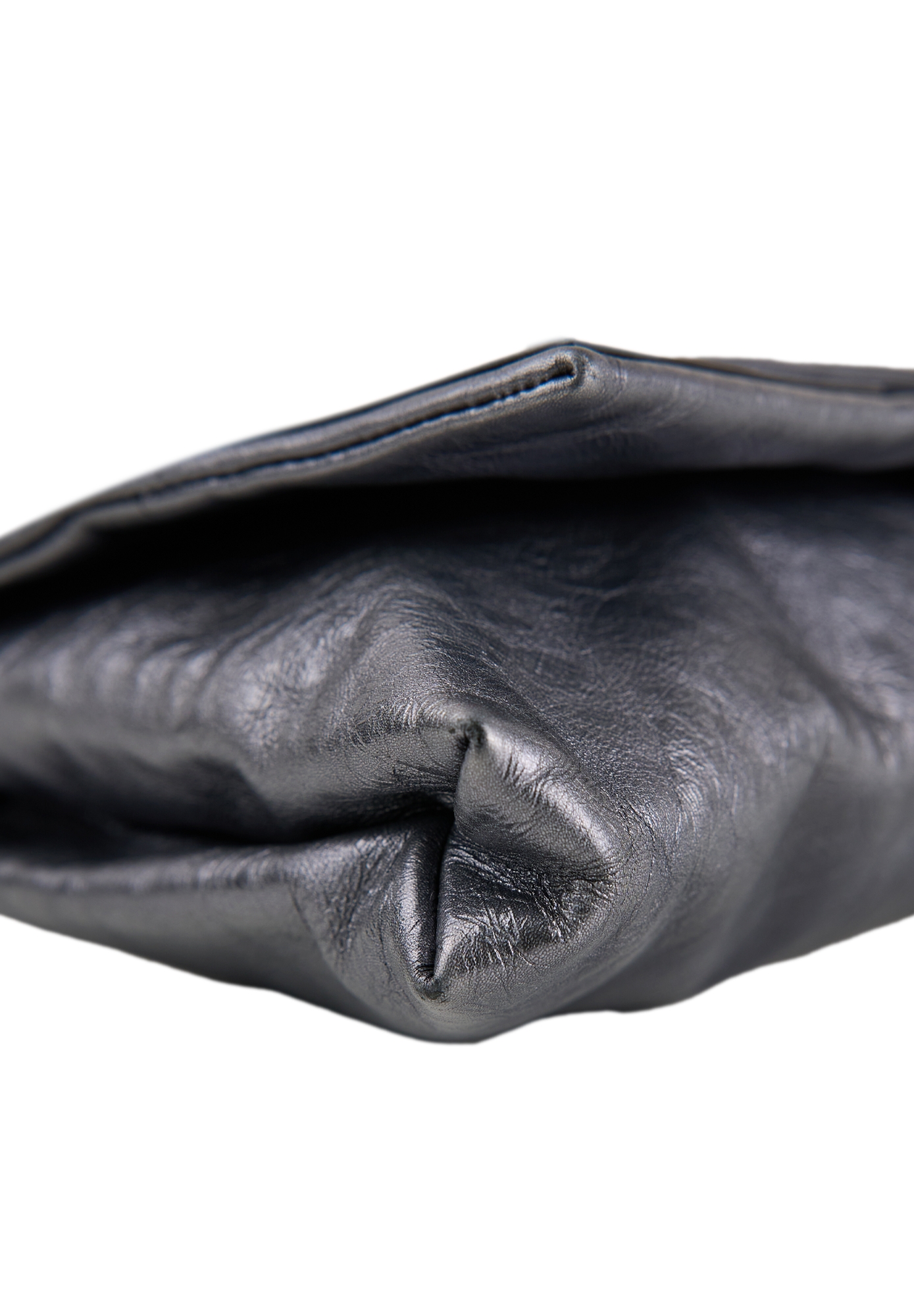 Серебристый клатч Alexander McQueen с перчаткой