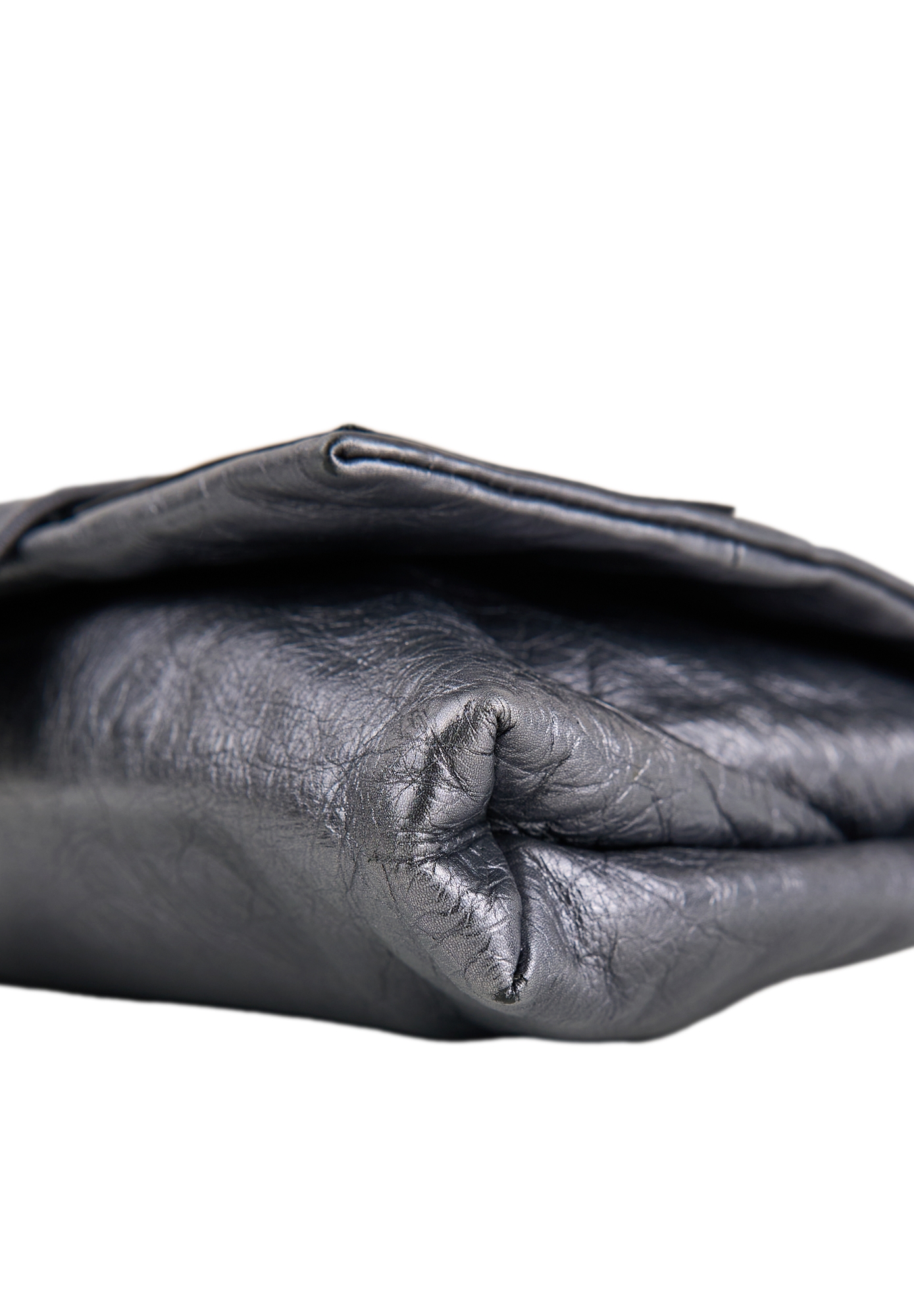 Серебристый клатч Alexander McQueen с перчаткой