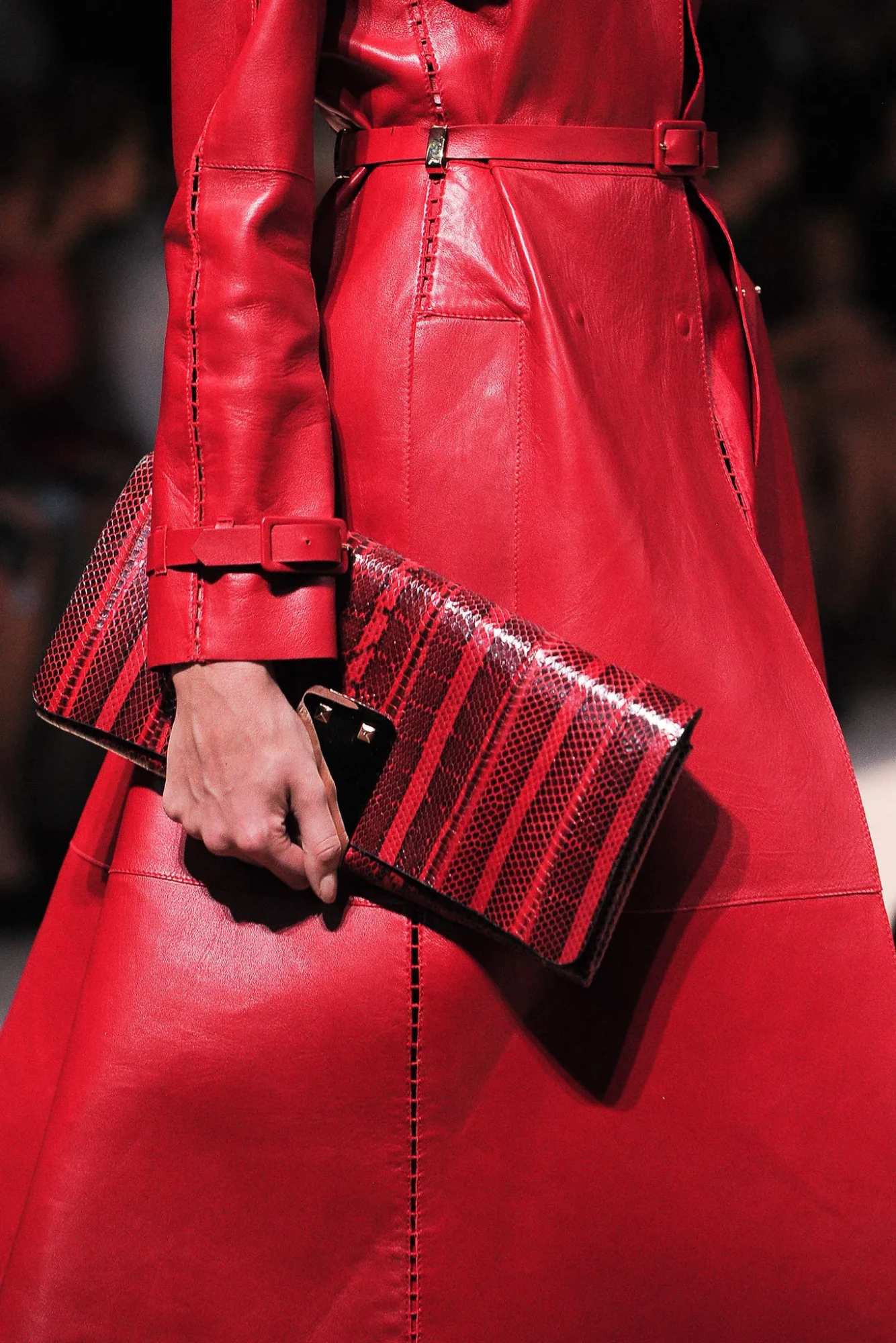 Клатч Valentino из кожи змеи