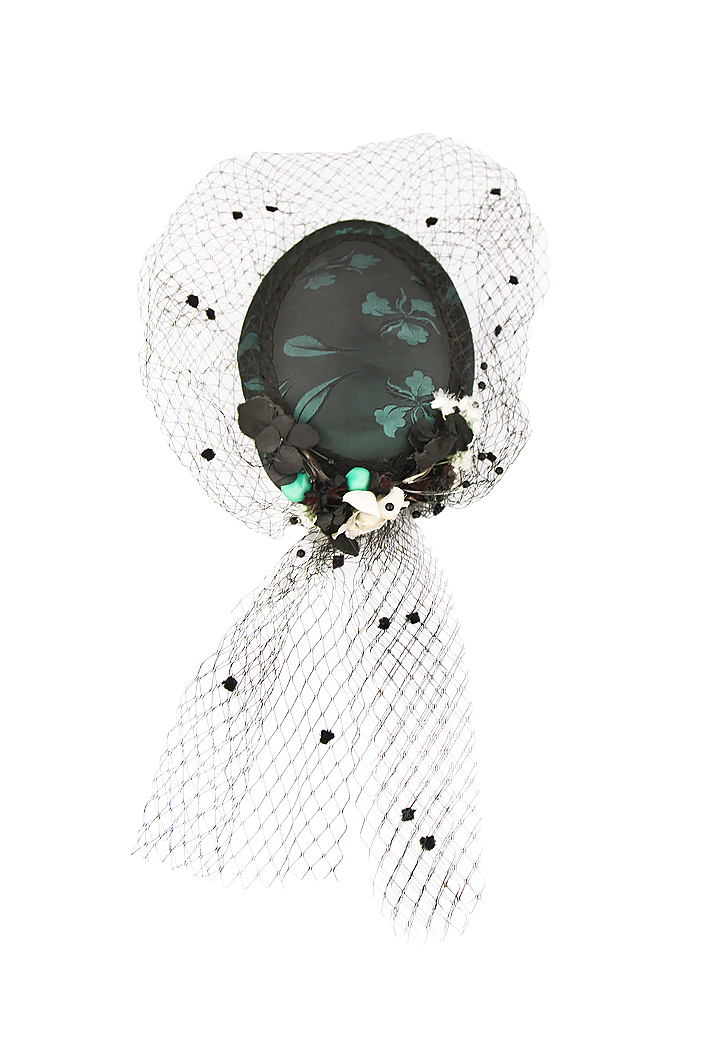 Шляпка с вуалью и цветами