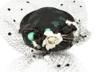 Шляпка с вуалью и цветами