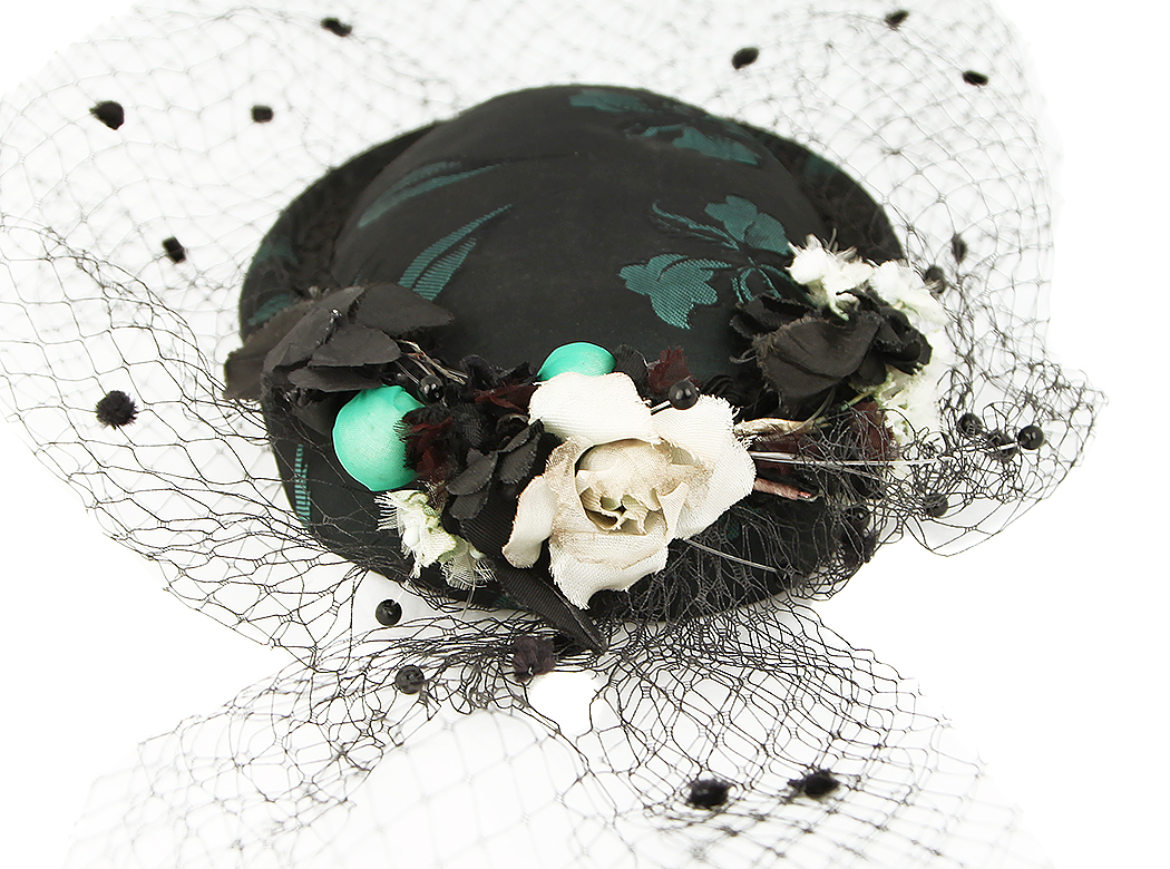 Шляпка с вуалью и цветами