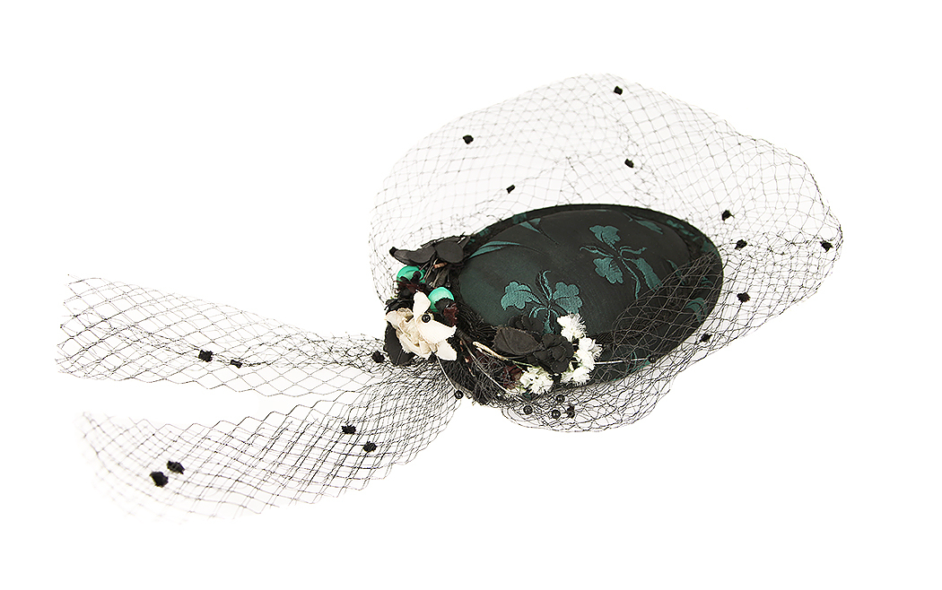 Шляпка с вуалью и цветами