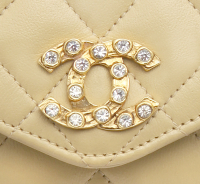 Бежевая сумка Chanel с логотипом и кристаллами