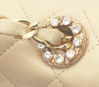 Бежевая сумка Chanel с логотипом и кристаллами