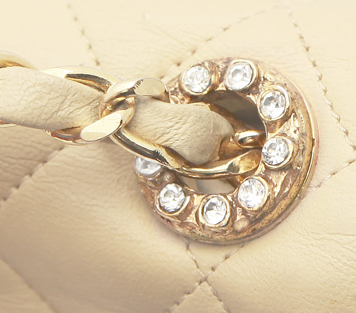 Бежевая сумка Chanel с логотипом и кристаллами