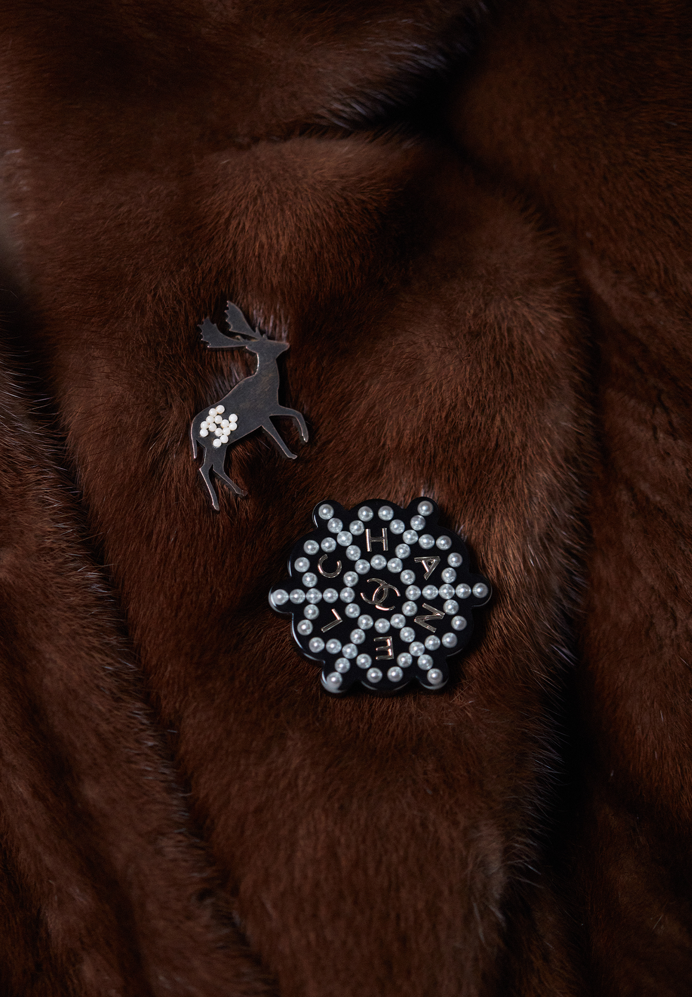 Черная брошь Chanel с жемчужинами