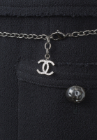 Черное платье Chanel с жемчугом