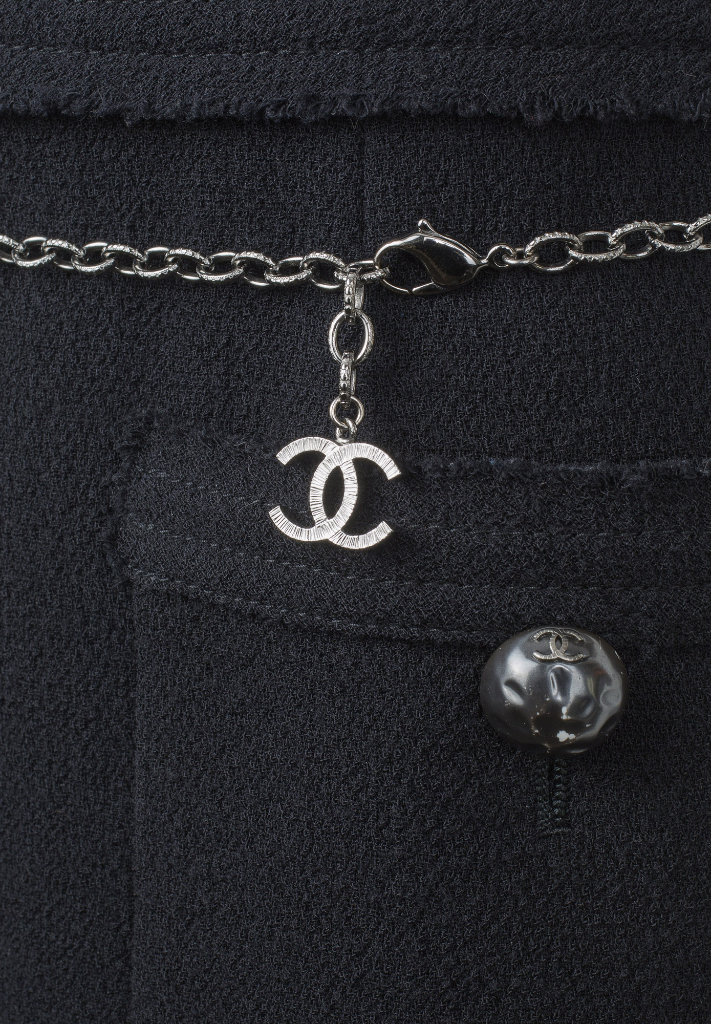 Черное платье Chanel с жемчугом