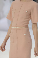 Черное платье Chanel с жемчугом