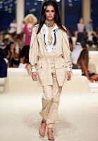 Бежевая ветровка Chanel с накидкой