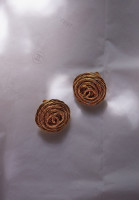 Витые клипсы Chanel с логотипом