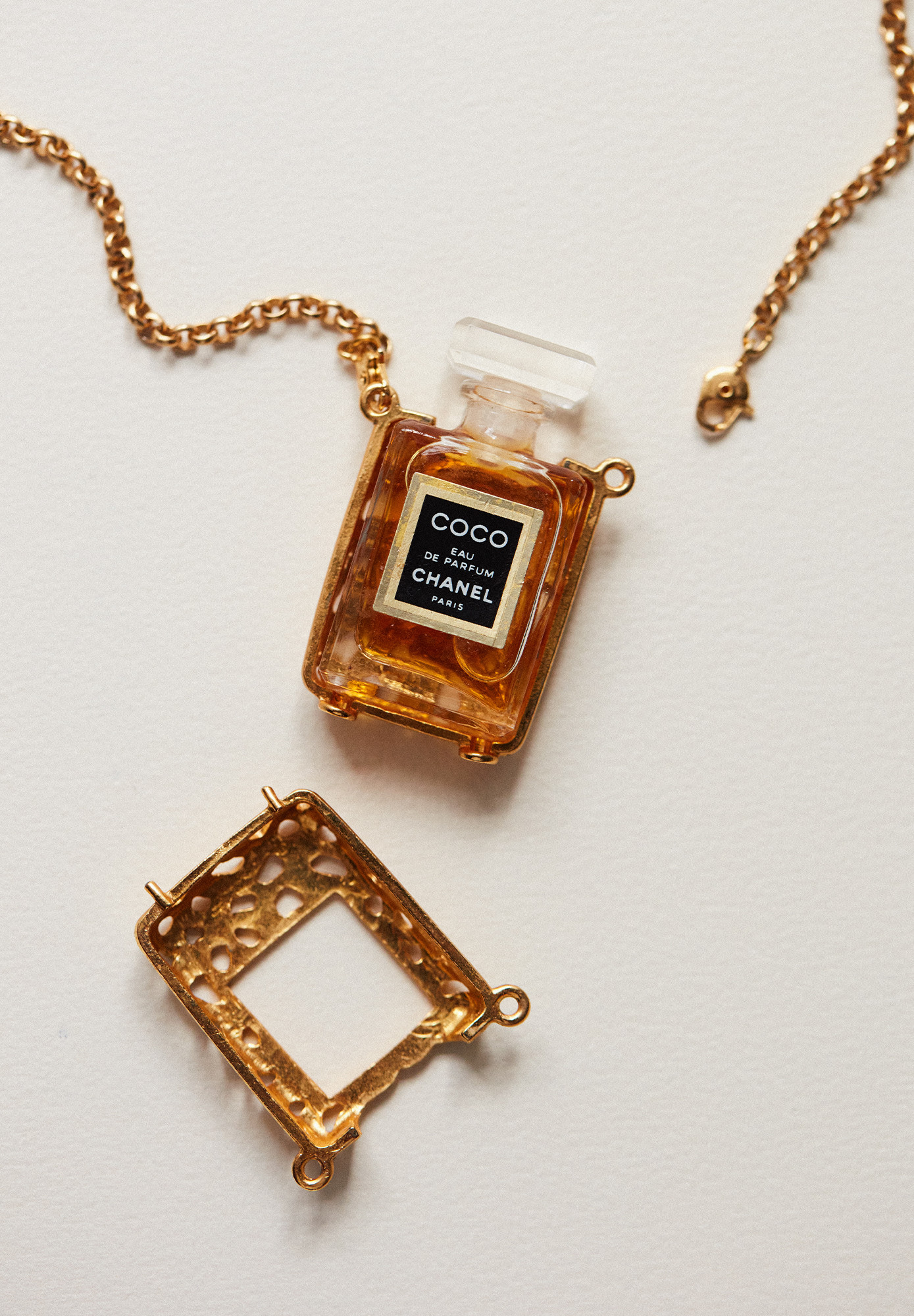Колье-цепь Chanel с флаконом духов Coco