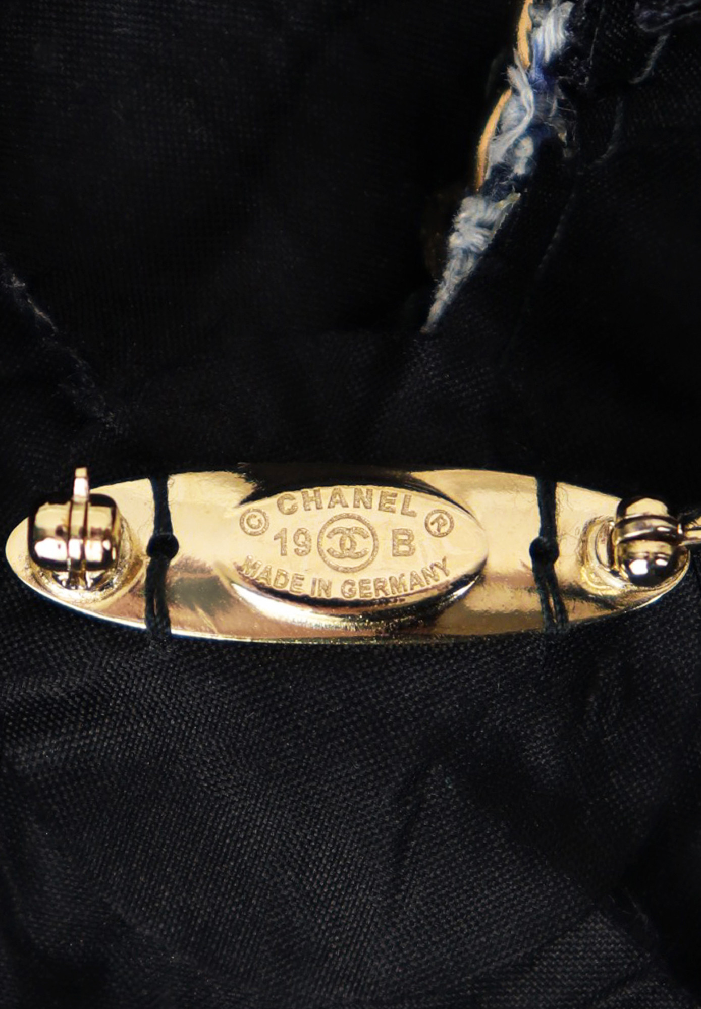 Твидовая брошь-камелия Chanel с цепью