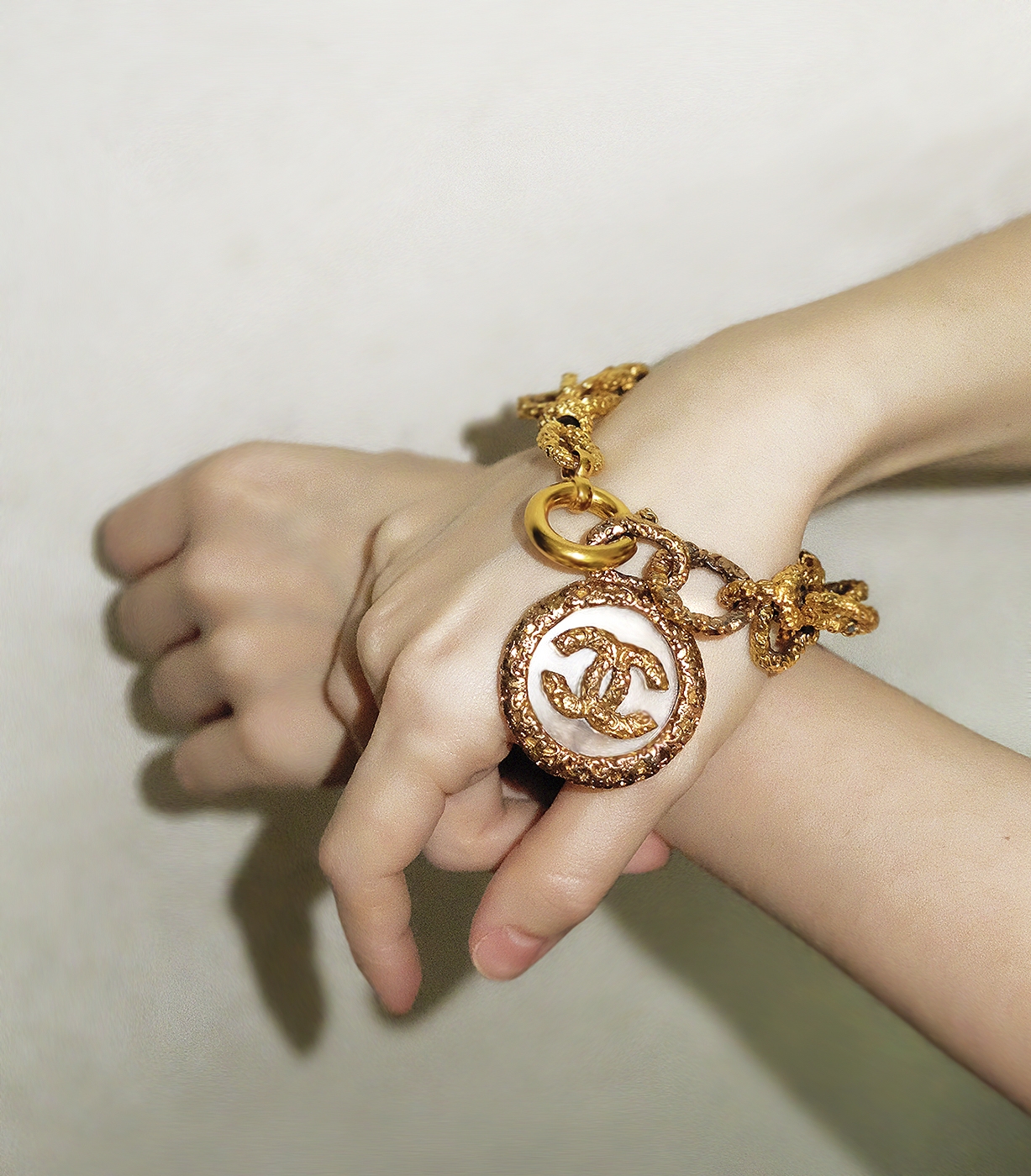 Барочный браслет Chanel с подвеской