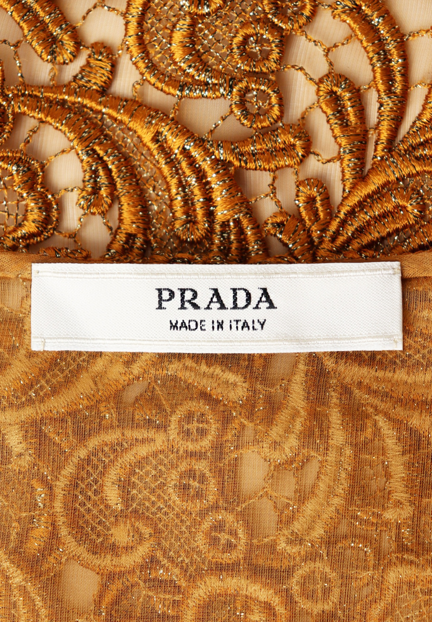 Золотистый костюм Prada с кружевом