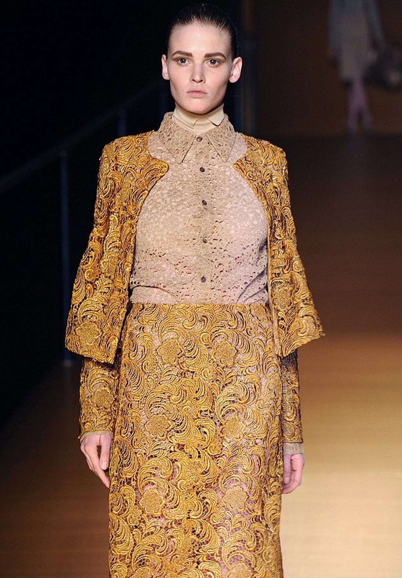 Золотистый костюм Prada с кружевом